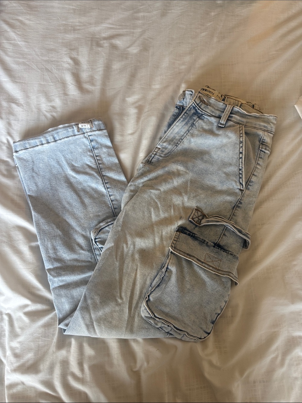 Relaxed Women's Cargo Jeans in Light Blue Wash